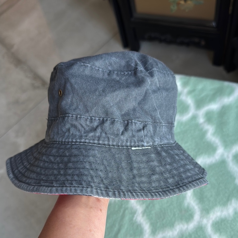 Reversible cotton Floral and plain gray Bucket Hat in Red and Blue - Picture 5 of 5